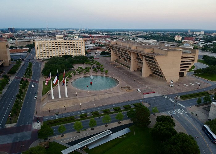 Dallas City Hall photo