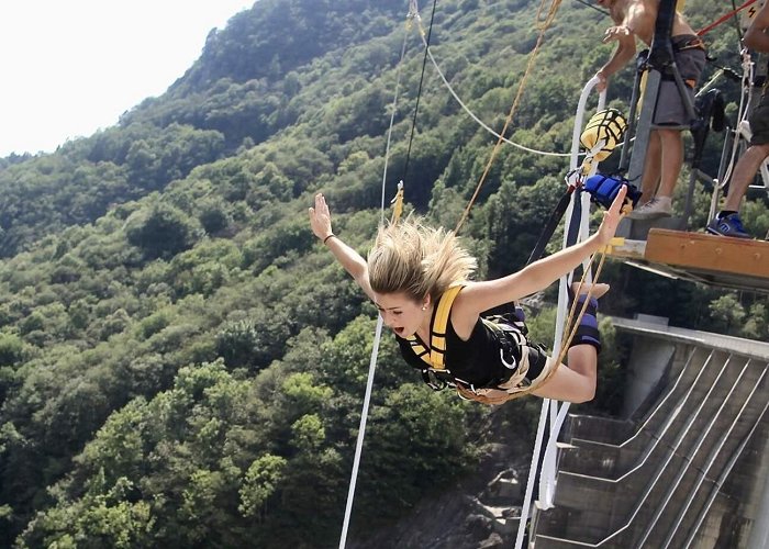 Verzasca Dam ▷ Bungee Jumping "James Bond 007" - Verzasca Dam, Ticino from 195 ... photo