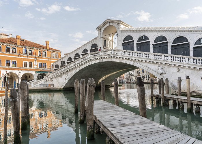 Rialto Bridge Must-see in Venice: Rialto Bridge - Italia.it photo