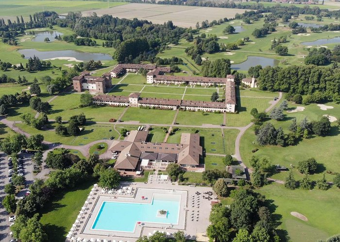 Golf Club Castello di Tolcinasco Resort Castle of Tolcinasco with SPA Golf Restaurant Summer Pool photo