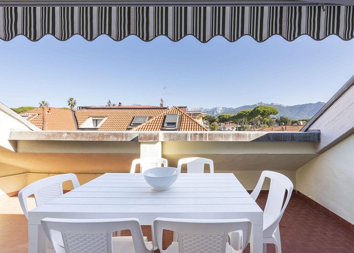 Mare Monti Shopping centre Casa Serchio: villa that sleeps 6 people in 2 bedrooms, located in ... photo