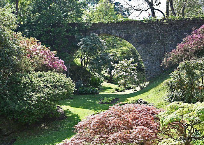 Botanical Gardens of Villa Taranto The Gardens of Villa Taranto: greenhouses, flower beds and fountains photo