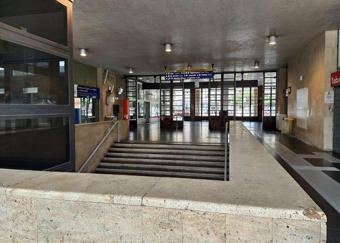 Stazione Messina Centrale Coronavirus, la Stazione Centrale di Messina deserta. In Sicilia ... photo