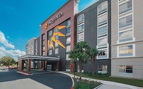 La Quinta Inn & Suites By Wyndham San Antonio Downtown Exterior photo