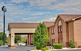 Days Inn & Suites By Wyndham Louisville Sw Exterior photo