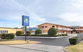 Days Inn & Suites By Wyndham Arlington Near Six Flags Exterior photo