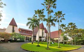 Grand Tropic Suites Hotel Surabaya Exterior photo