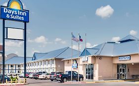 Days Inn & Suites By Wyndham LaredoLaredo  Exterior photo