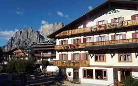 Hotel Bellaria - Cortina dʼAmpezzo Exterior photo