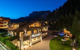 Chalet Elisabeth Dolomites Alpin & Charme Hotel Selva di Val Gardena Exterior photo