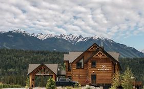 Basecamp Lodge Golden Exterior photo