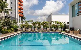 Doubletree By Hilton Miami North I-95 Hotel Exterior photo