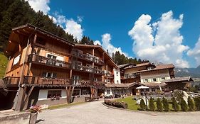 Hotel Valacia Pozza di Fassa Exterior photo