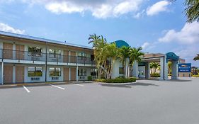 Baymont By Wyndham Punta Gorda/Port Charlotte Hotel Exterior photo