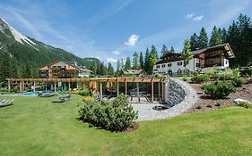 Hotel Dolomitenhof & Chalet Alte Post Sexten Exterior photo