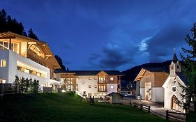 Hotel La Fradora - Dolomites Hotel San Cassiano  Exterior photo