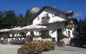 Hotel Fiames Cortina dʼAmpezzo Exterior photo