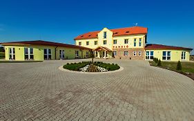 Kentaur Lovaspanzio Hotel Hódmezővásárhely Exterior photo