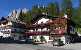 Hotel Al Larin Cortina dʼAmpezzo Exterior photo