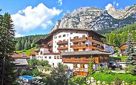 Hotel Dolomiti La Villa  Exterior photo