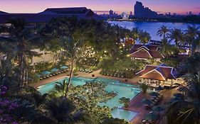 Anantara Riverside Bangkok Resort Exterior photo