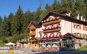 Hotel La Roccia Passo del Tonale Exterior photo