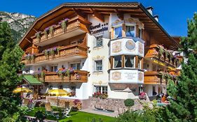 Hotel Garni Concordia - Dolomites Home Selva di Val Gardena Exterior photo