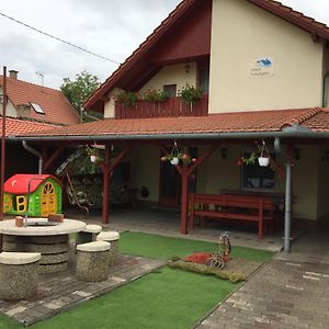 Tünde Vendégház Hotel Tiszakécske Exterior photo