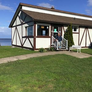 Gite Au Bord De La Baie Panzió Bouctouche Exterior photo