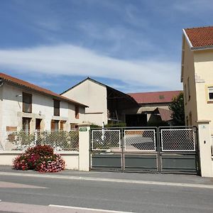 Cour La Dame Chez Beatris Et Christophe Janson Panzió Les Grandes-Loges Exterior photo