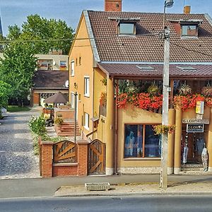 Napsugár Panzió Nyírbátor Exterior photo