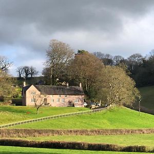 Walnut Tree Farm Panzió Cwmbran Exterior photo