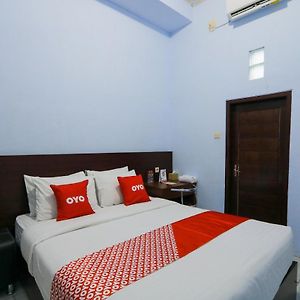 Oyo 2453 Artha Graha Vip Hotel Banyuwangi  Exterior photo