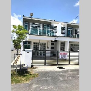 Near Draw Bridge And Kt City - Ivana Homestay Unit E Kuala Terengganu Exterior photo