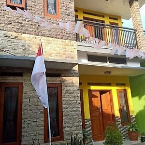 Homestay Kuning Ceria - Murah, Akses Kota & Wisata Cijoho Exterior photo