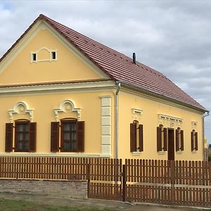 Porrogi Fenyő Vendégház Apartman Exterior photo