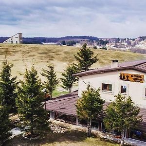 La Popasul Cerbului Hotel Szemenik Exterior photo