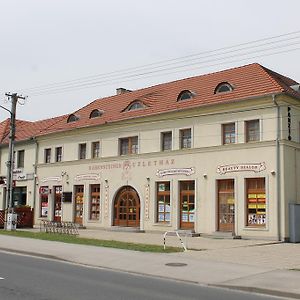 Rábensteiner Panzió Hotel Fertőd Exterior photo