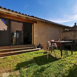 La Maison De Thomas Saint-Amant-de-Boixe Exterior photo