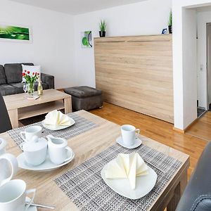 Grosse Moderne Ferienwohnung In Bester Bodenseelage L 1 Minute Zum Bodensee L 2 Zimmer L Vollausgestattete Kuche L Sonnenbalkon L Wlan L Willkommen Im Apartment Guttingen Radolfzell am Bodensee Exterior photo