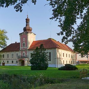 Penzion Zámek Lešany Netvořice Exterior photo