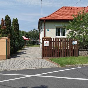 Glázer-Szálló Hotel Tapolca Exterior photo