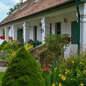 Falubíró Vendégháza Panzió Bekolce Exterior photo