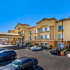 Comfort Inn & Suites Sacramento - University Area Exterior photo