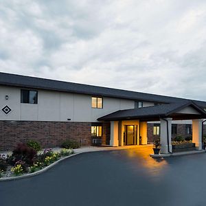 Super 8 By Wyndham Oshkosh Airport Hotel Exterior photo