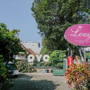 Super Oyo 353 Loesje Guest House Syariah Malang Exterior photo