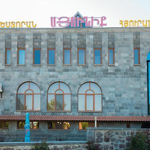 Syuniq Hotel Gorisz Exterior photo