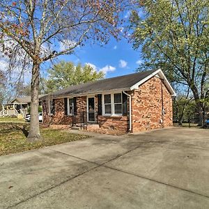 Cozy Hendersonville Home With Yard - Near Lake! Exterior photo