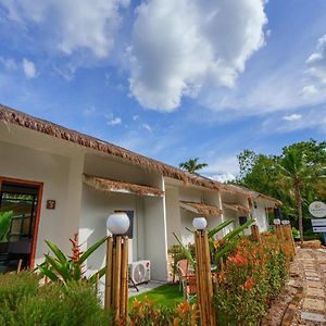 Phetra Pool Villas Szuratthani Exterior photo