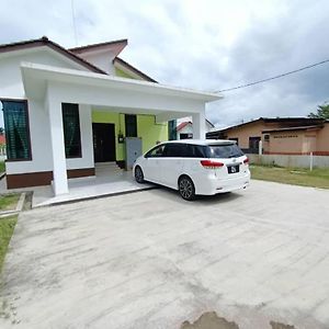 Homestay Kemaman Fyna07 Banglo Mewah 5 Km Dari Pantai Kijal Exterior photo